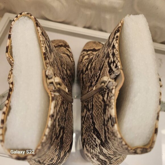 Bella Vita Women's Wilma Ankle Booties Taupe Snake Size 7 W. NIB - Picture 7 of 10